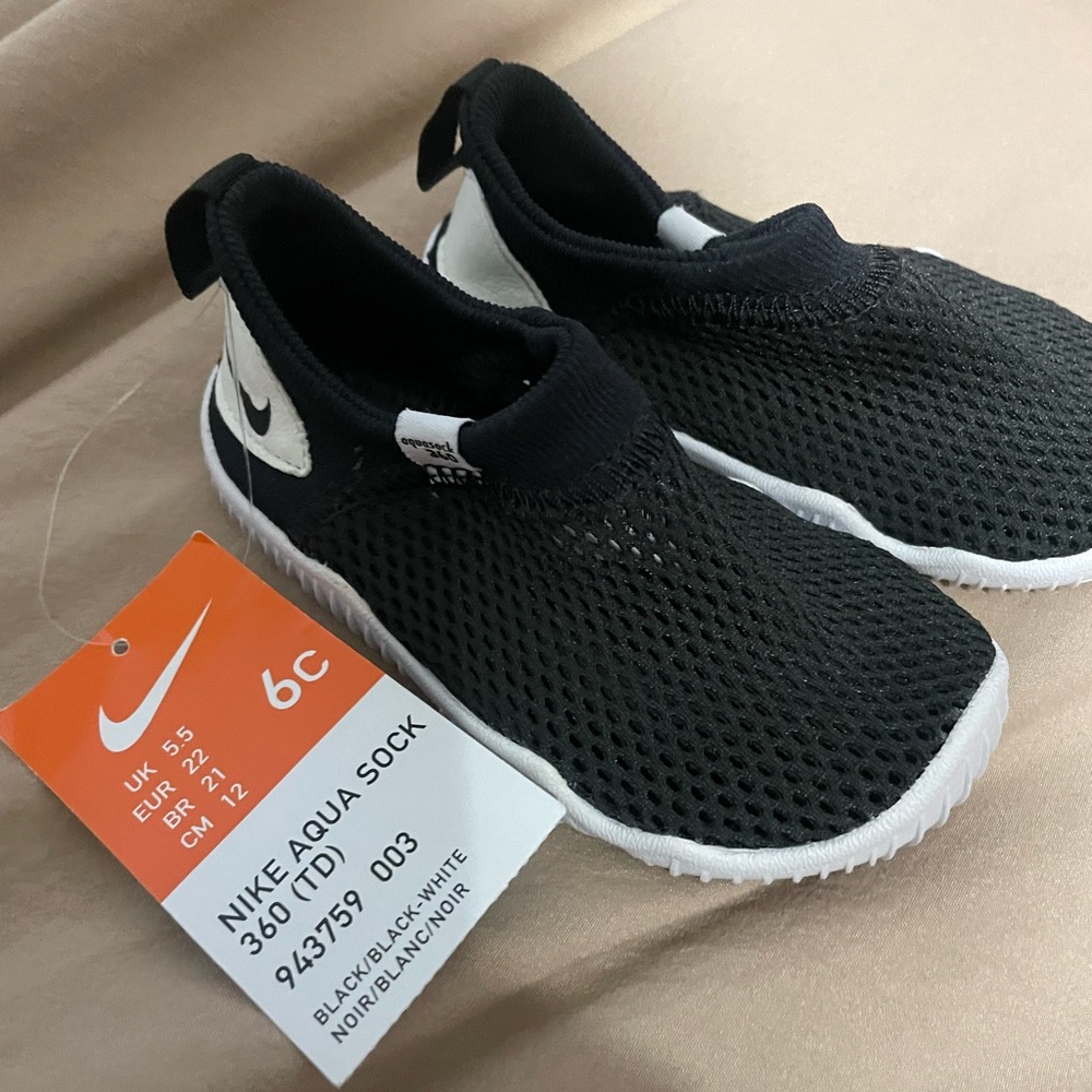 Nike aqua sock